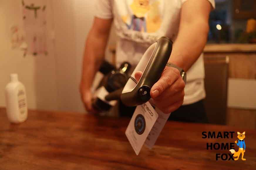 Man sieht den Knopf zur Selbstreinigung am Tineco Floor One S5 Combo.